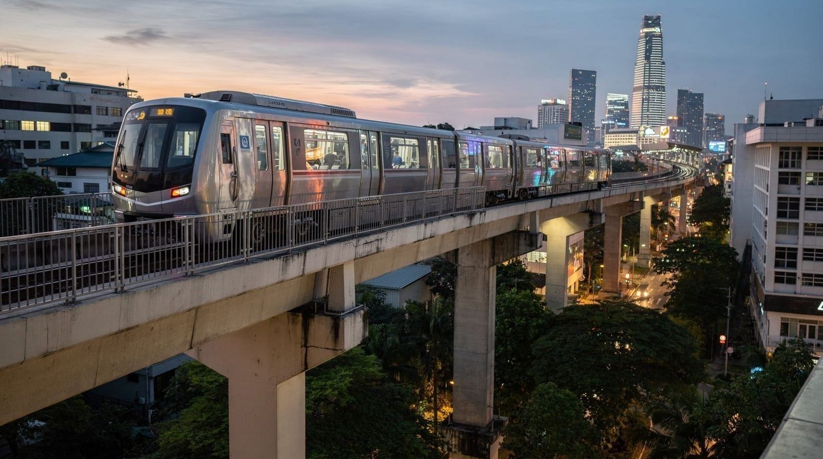 Muoversi a Kuala Lumpur — guida a LRT, MRT, Monorotaia e Grab